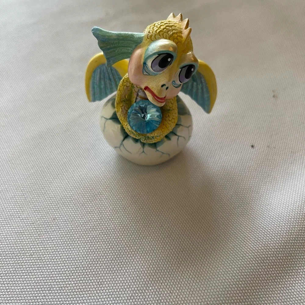Adorable little dragon holding a blue gem. Approximately 3 inches. - Picture 4 of 4